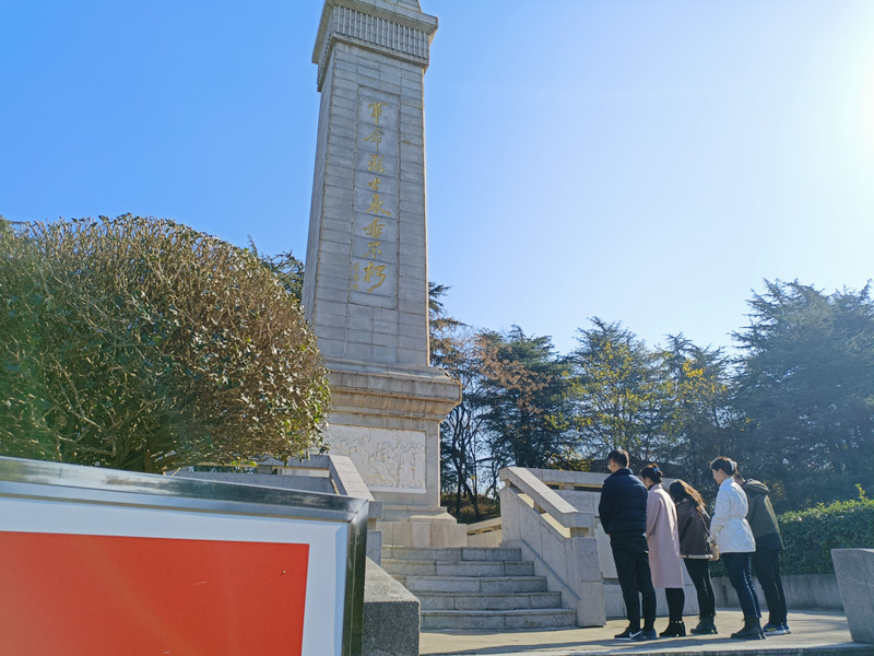 蚌埠建材開展國(guó)家公祭日祭奠革命先烈活動(dòng)  .jpg